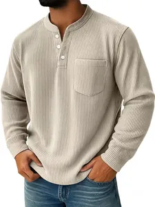 Dettaglio della camicia Henley in velluto a coste beige da uomo con bottoni e taschino