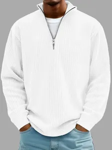Nahaufnahme der Rippstruktur und Reißverschlussdetails am weißen Herren-Polopullover