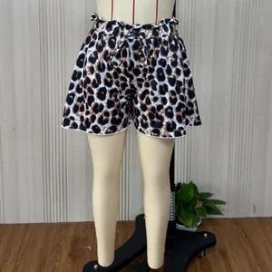 Nahaufnahme von Damen-Freizeitshorts mit hoher Taille und Leopardenmuster