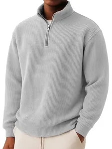 Détail d'un pull pour hommes en maille gaufrée gris clair avec col à quart de fermeture éclair