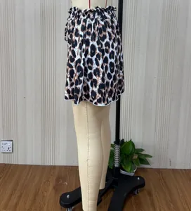 Detailansicht der Shorts mit Leopardenmuster, hoher Taille und gerafftem Gummibund.