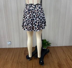 Rückansicht von Damen-Leoparden-Shorts mit hoher Taille auf einer Schaufensterpuppe