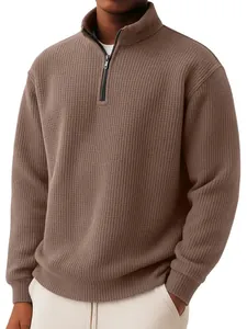 Haut décontracté pour homme en maille gaufrée marron avec quart de zip et texture détail.