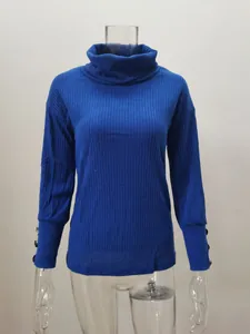 Vue détaillée d'un pull bleu à col roulé et poignets boutonnés sur un mannequin