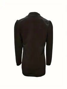 Rückansicht einer schwarzen, strukturierten Langarmjacke mit horizontalen Rippen.