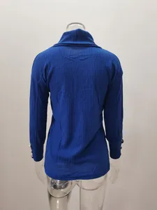 Vue arrière détaillée d'un pull à col roulé en maille côtelée bleu roi pour femmes en hiver.