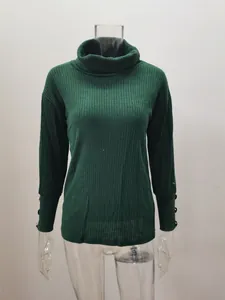 Vue détaillée d'un pull à col roulé vert foncé côtelé avec de jolis boutons aux poignets