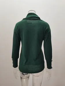 Vue arrière d'un pull à col roulé en maille côtelée vert foncé avec détails de boutons aux poignets