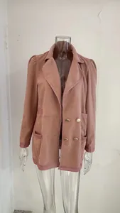 Detailansicht einer staubrosa strukturierten Freizeitjacke mit Puffärmeln und Goldknöpfen.