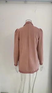 Rückansicht einer strukturierten Damenjacke in Altrosa mit langen Ärmeln auf Mannequin
