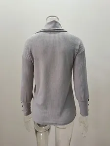 Vue arrière d'un pull à col roulé en maille côtelée grise avec boutons aux poignets