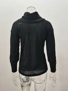 Vue arrière d'un pull noir en maille côtelée à col roulé avec poignets à boutons élégants.