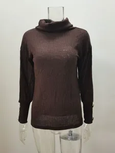 Pull à col roulé en maille côtelée marron avec boutons décoratifs aux poignets.