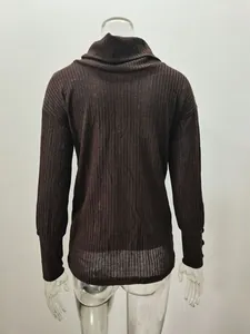 Détail de la vue arrière d'un pull à col roulé en tricot côtelé marron foncé pour femme