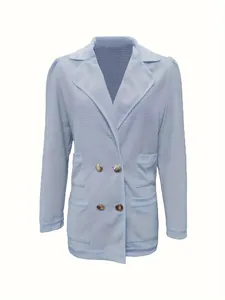 Detailansicht einer hellblauen strukturierten Langarmjacke für Damen mit Goldknöpfen