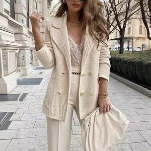 Elegante cremefarbene Strickjacke mit strukturiertem Muster und Knöpfen für Damen