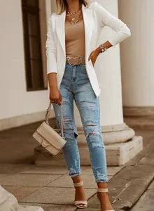 Blazer blanc élégant pour femme porté dans un cadre décontracté et chic en plein air