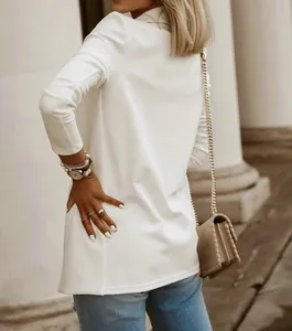 Vue arrière détaillée d'un élégant blazer blanc pour femme pour une tenue de bureau