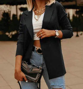 Gros plan d'un blazer noir classique pour femme dans un style urbain et décontracté