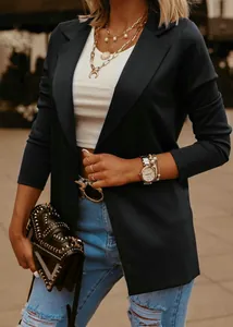 Détail professionnel d'un élégant blazer bleu marine pour femme, idéal pour le bureau.