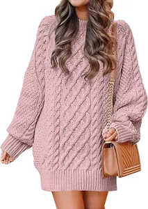 Detalle del punto de ocho en un vestido de punto rosa extragrande con cuello redondo.