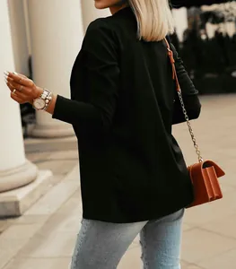 Vue détaillée de l'arrière d'un blazer noir classique et décontracté pour femme en automne