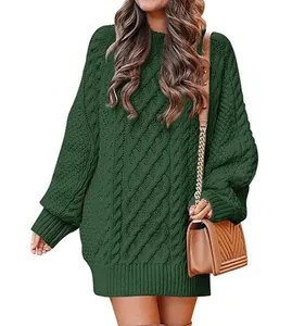 Detalle del vestido de punto trenzado extragrande verde oscuro con cuello redondo