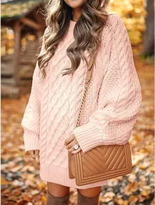 Detalle de vestido de punto trenzado rosa extragrande en un entorno otoñal exterior