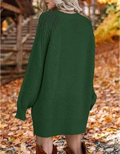 Vista trasera de un vestido de punto trenzado verde oscuro en hojas de otoño