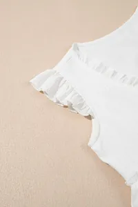 Detaillierte Nahaufnahme von weißem Crinkle-Stoff mit gerüschten Flatterärmel-Details