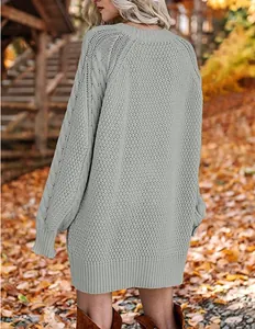 Vista trasera de un vestido de punto trenzado gris de gran tamaño en ambiente otoñal