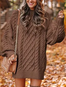 Vestido de suéter oversize para mujer con punto de ochos grueso en color marrón cálido.