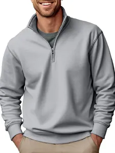Vue détaillée du sweat-shirt gris pour hommes avec demi-zip et col montant haut