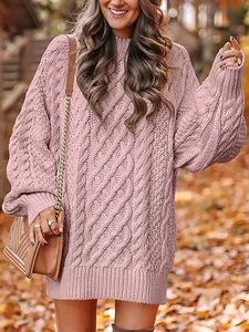 Vestido de punto trenzado rosa extragrande con cuello redondo y manga larga.