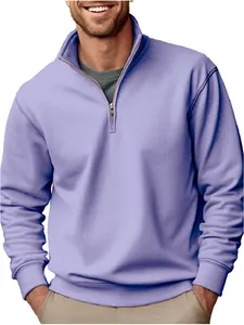Gros plan d'un sweat-shirt en polaire lavande pour homme avec col montant et fermeture éclair