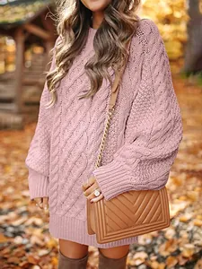 Detalle de vestido de punto trenzado rosa extragrande en un entorno de otoño