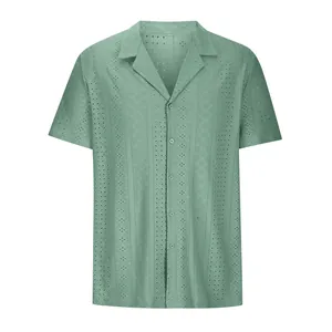 Dettaglio di una camicia da uomo verde salvia a maniche corte con motivo geometrico chic