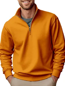 Détail d'un sweat-shirt orange pour homme avec fermeture éclair quart et doublure polaire