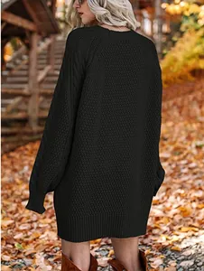 Vista trasera de un vestido de punto negro de gran tamaño en un entorno otoñal