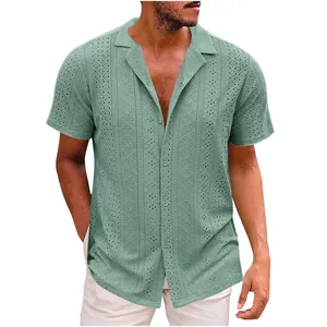 Dettaglio camicia verde da uomo a maniche corte con colletto e trama traforata