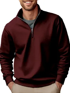 Détail d'un sweat-shirt bordeaux pour homme avec quart de zip et doublure polaire
