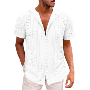 Vista dettagliata della camicia da uomo bianca a maniche corte con ricamo e colletto