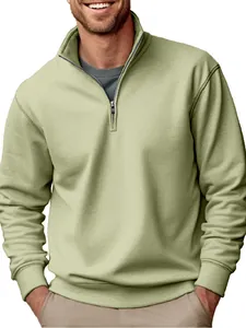 Détail d'un sweat-shirt à col montant et demi-zip pour homme en molleton vert sauge