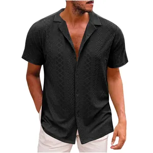 Dettaglio di camicia nera da uomo a maniche corte con intricato motivo ricamato traforato