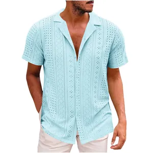 Dettaglio della camicia azzurra da uomo a maniche corte con colletto e motivi a occhielli