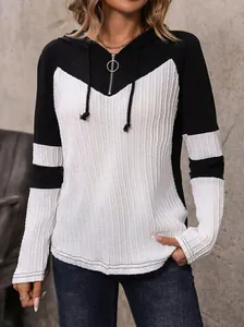 Felpa con cappuccio in maglia bicolore con scollo a zip e maniche lunghe