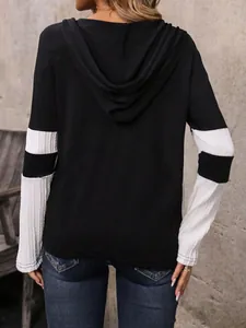 Dettaglio posteriore della felpa casual da donna con cappuccio e maniche lunghe color-block