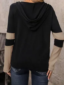 Dettaglio vista posteriore top con cappuccio donna nero e kaki con maniche strutturate