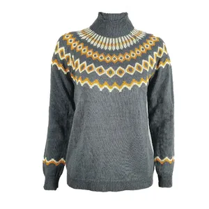 Detalle de cerca del suéter gris de cuello alto con llamativo patrón de punto jacquard.