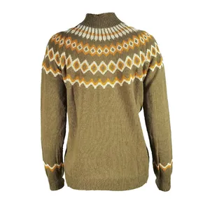 Vista trasera de jersey de punto grueso para mujer con cuello alto y patrón nórdico